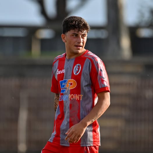 La Battipagliese1929 si stringe al giovane calciatore dellUS Angri 1927...